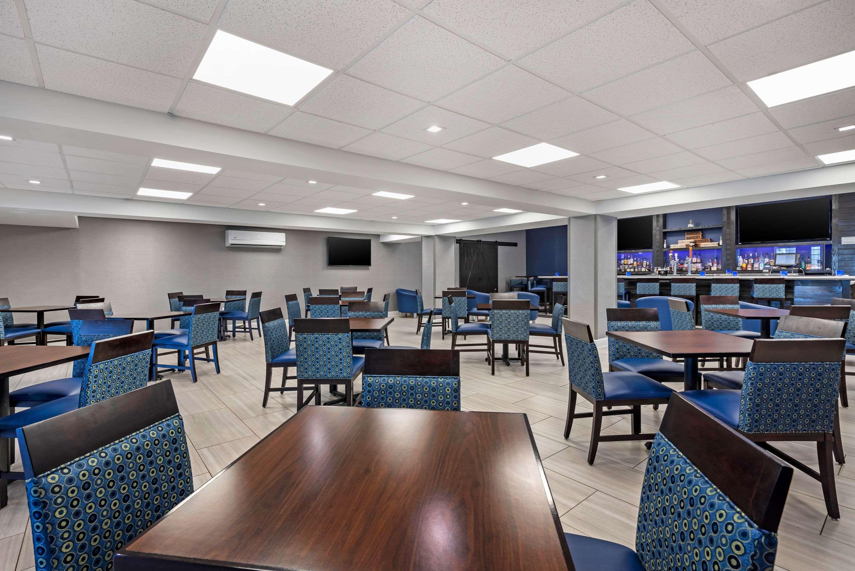 Clarion Hotel Conference Center - North Лексингтън Екстериор снимка